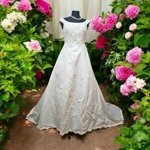 Alfred Angelo White Sleeveless Bateau Wedding Gown